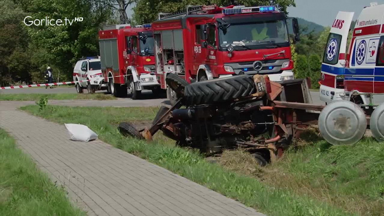 Wypadek trakorzysty w Wysowej Zdroju. Pojazd wpadł do rowu.