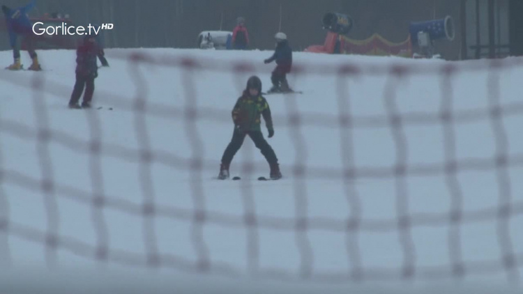 Dzieci na wyciągu narciarskim Sękowa Ski&quot;Jeżdżą z głową&quot;