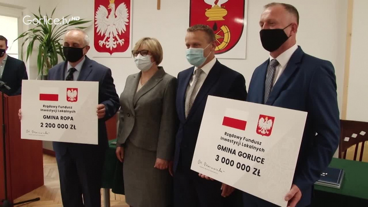 Symboliczne czeki na dofinansowanie zadań z Rządowego Funduszu Inwestycji Lokalnych trafiły do naszego powiatu