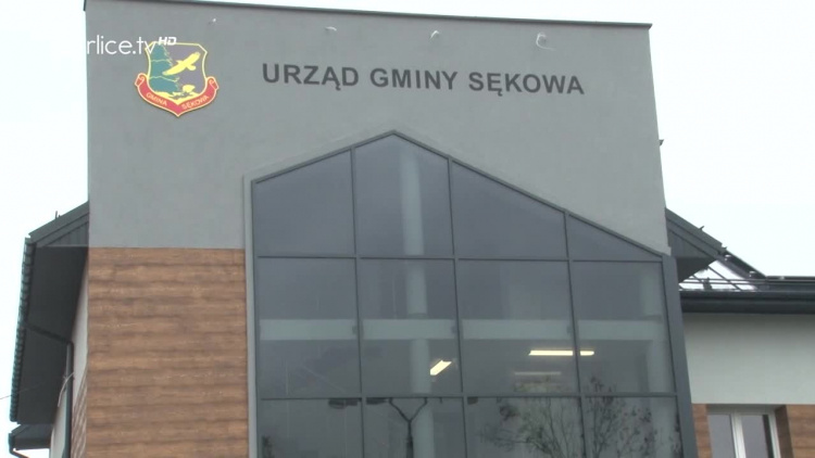 Budynek UG Sękowa wygląda bardzo pięknie