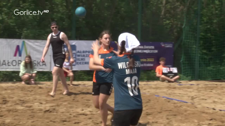 W Wilczyskach uroczyście otwarto nowoczesne boisko do piłki ręcznej plażowej