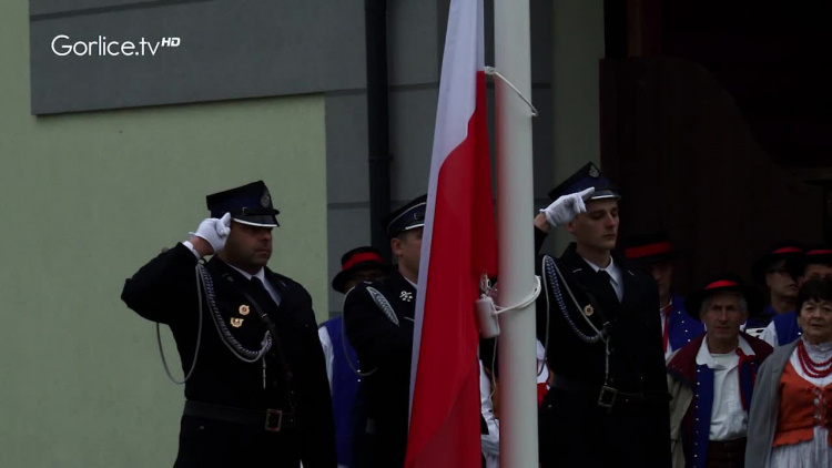 Uroczyste podniesienie flagi państwowej na maszt w Dominikowicach