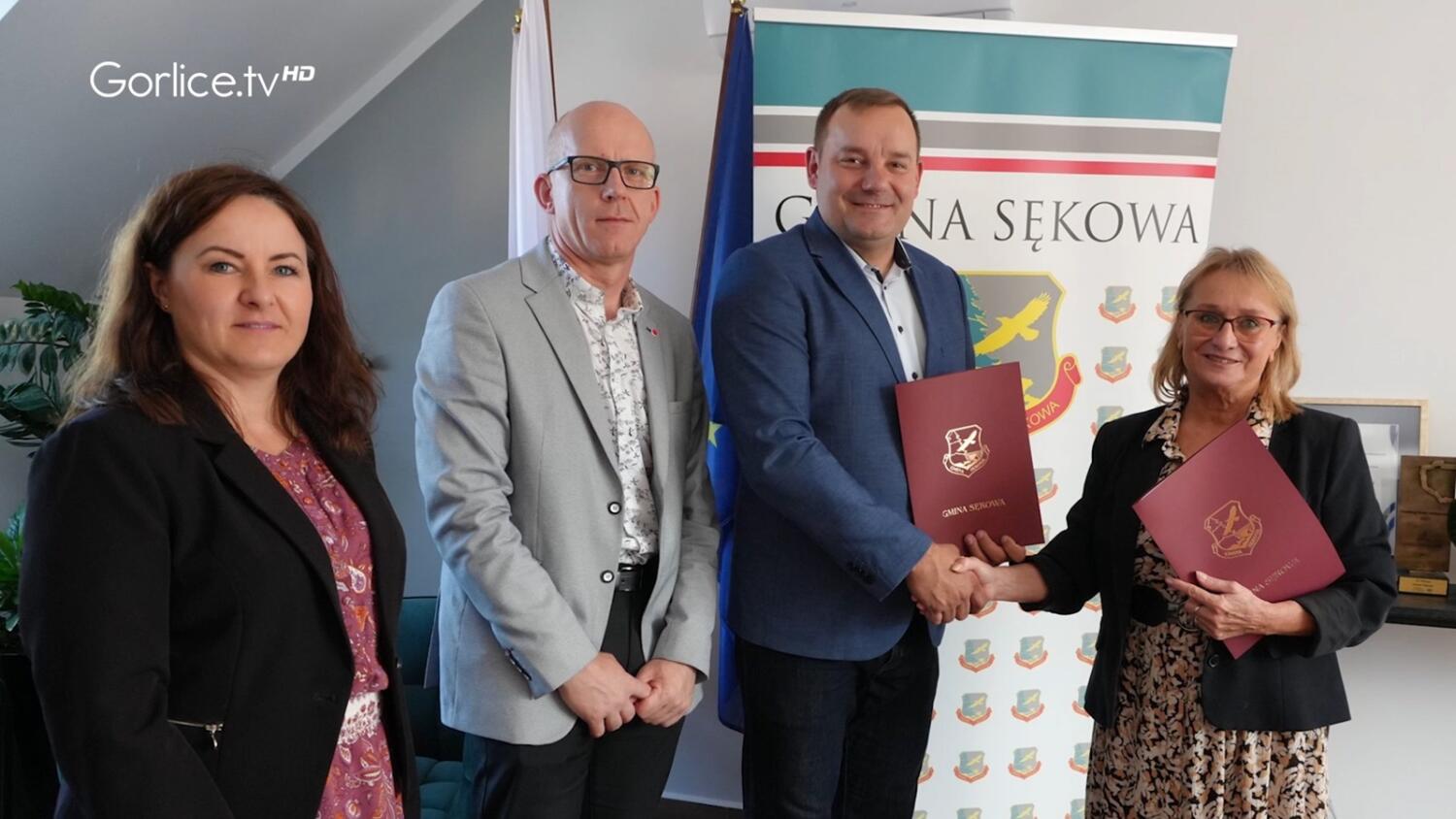 Podpisanie umowy na kompleksowe zaopatrzenia w energię i ciepło obiektu basenowego w Sękowej