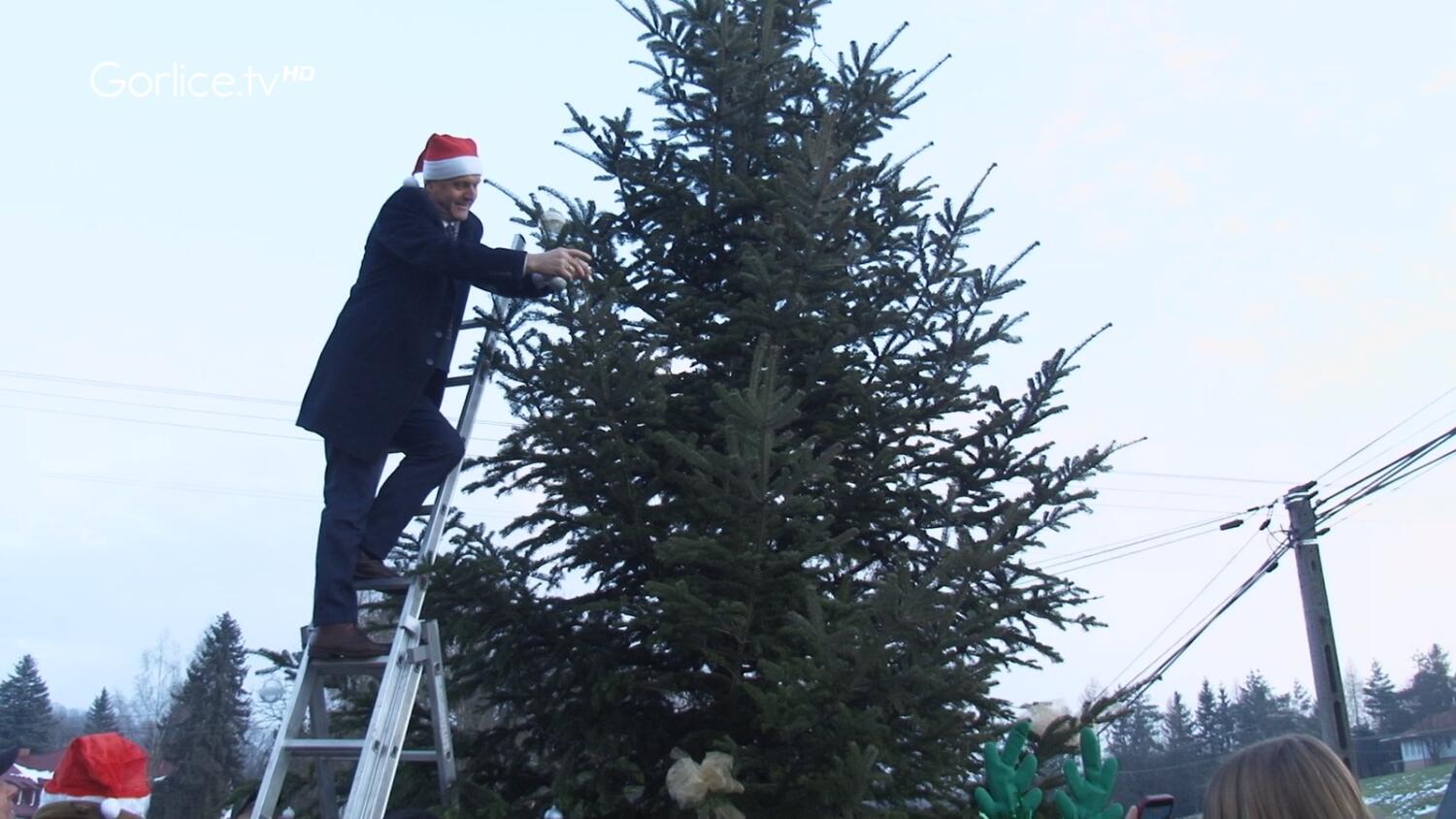 W Bystrej podczas Mikołajek rozbłysła świąteczna choinka