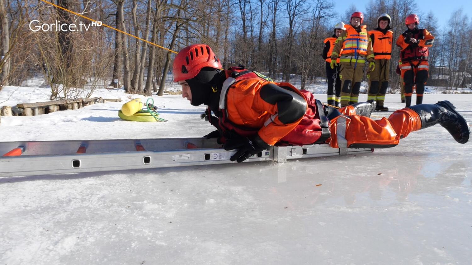 Gorliccy strażacy ćwiczyli na skutym lodem akwenie wodnym w Kobylance