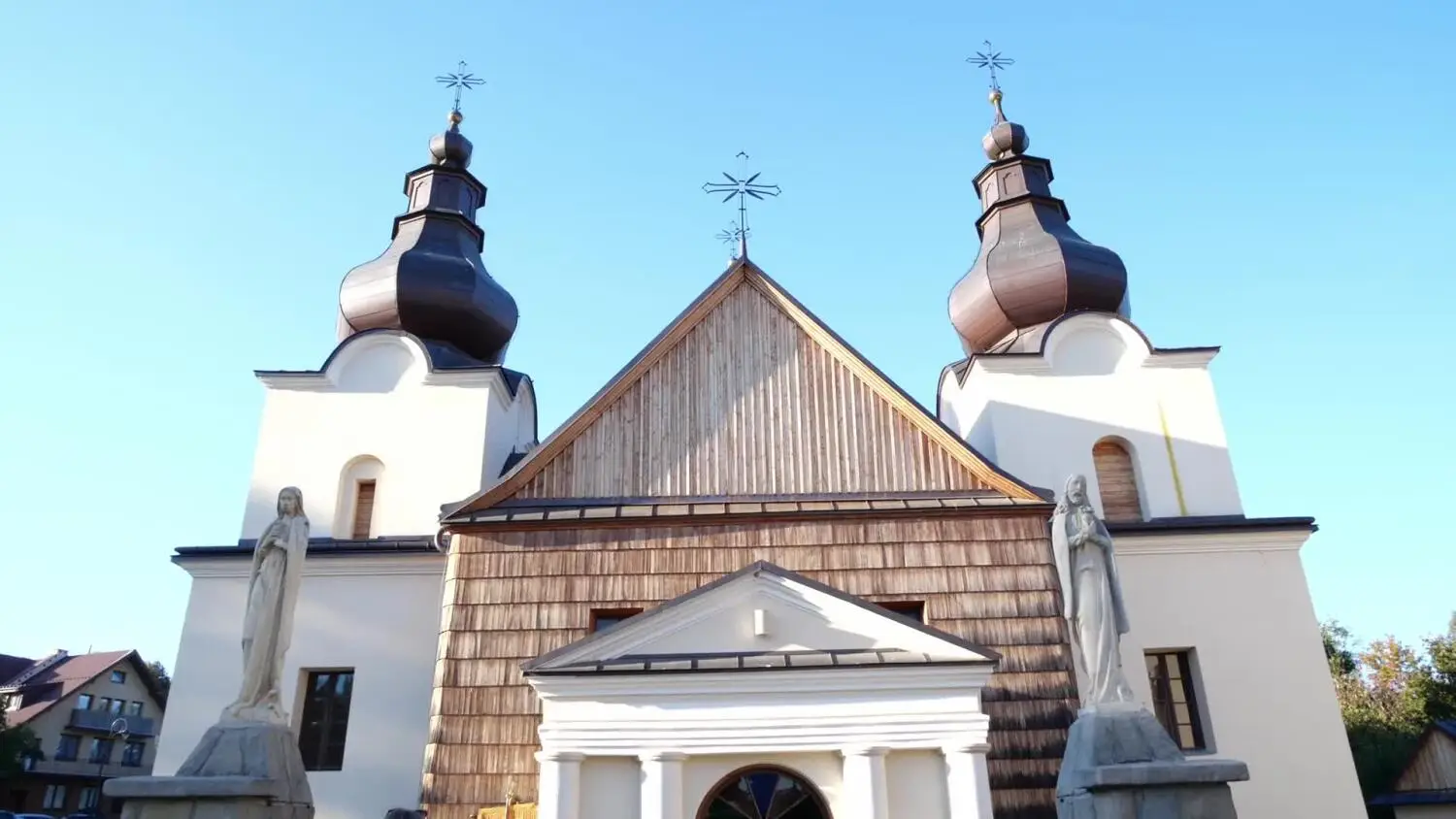 Poświęcenie odnowionego kościoła św. Michała Archanioła w parafii Ropa.mp4